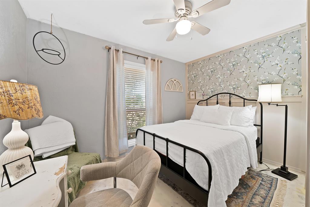 9519 County View Road Dallas, TX 75249 - Photo 14 of 31 Room featuring a ceiling fan with integrated lighting, a window with blinds, and a decorative accent wall with floral wallpaper