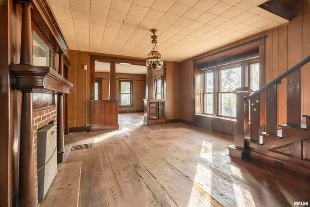 $329,000 | 1250 East Park Street, Carbondale, IL 62901