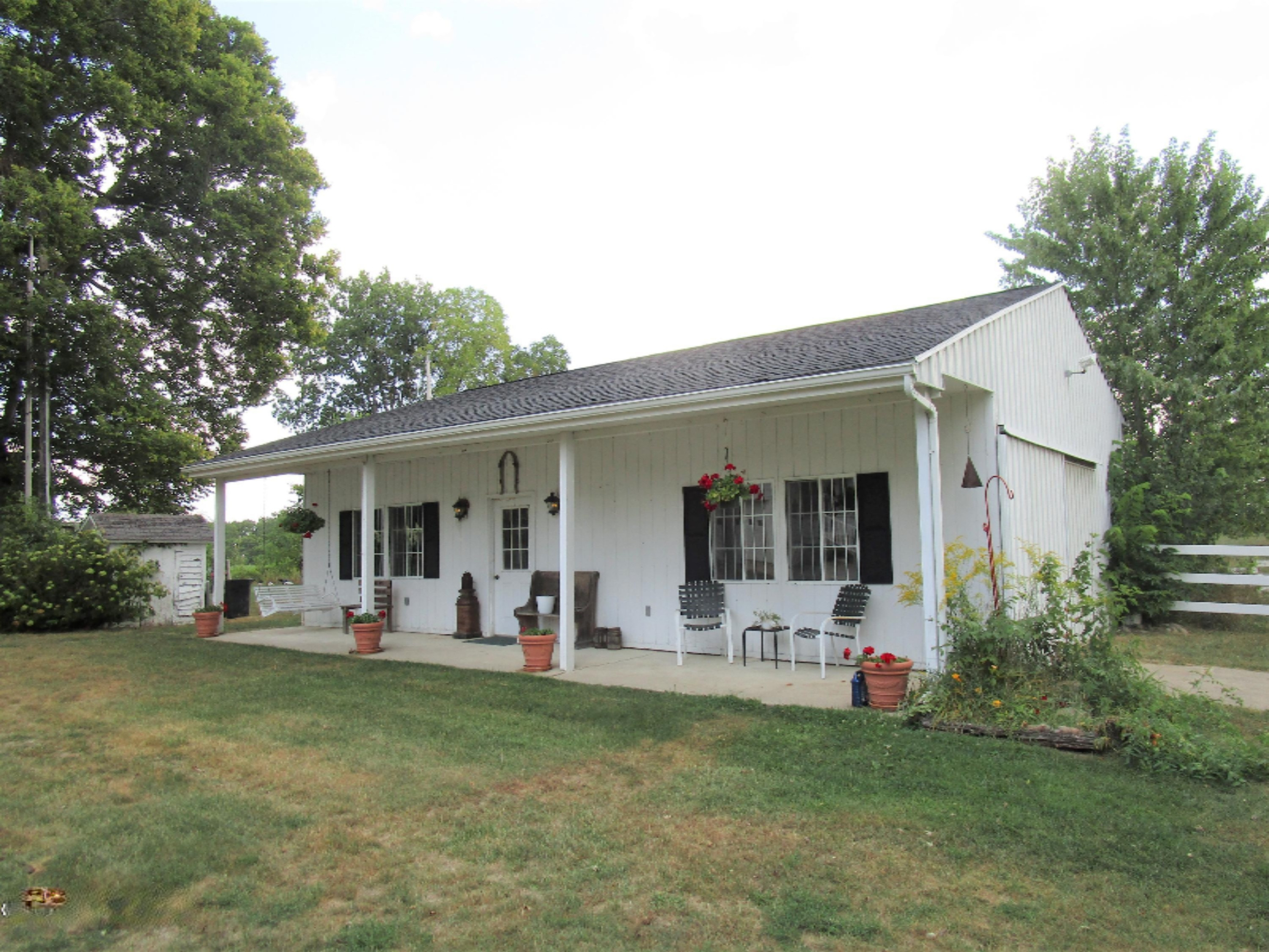 137 South Centennial Road Coldwater, MI 49036 - Photo 3 of 23 IMG_1714