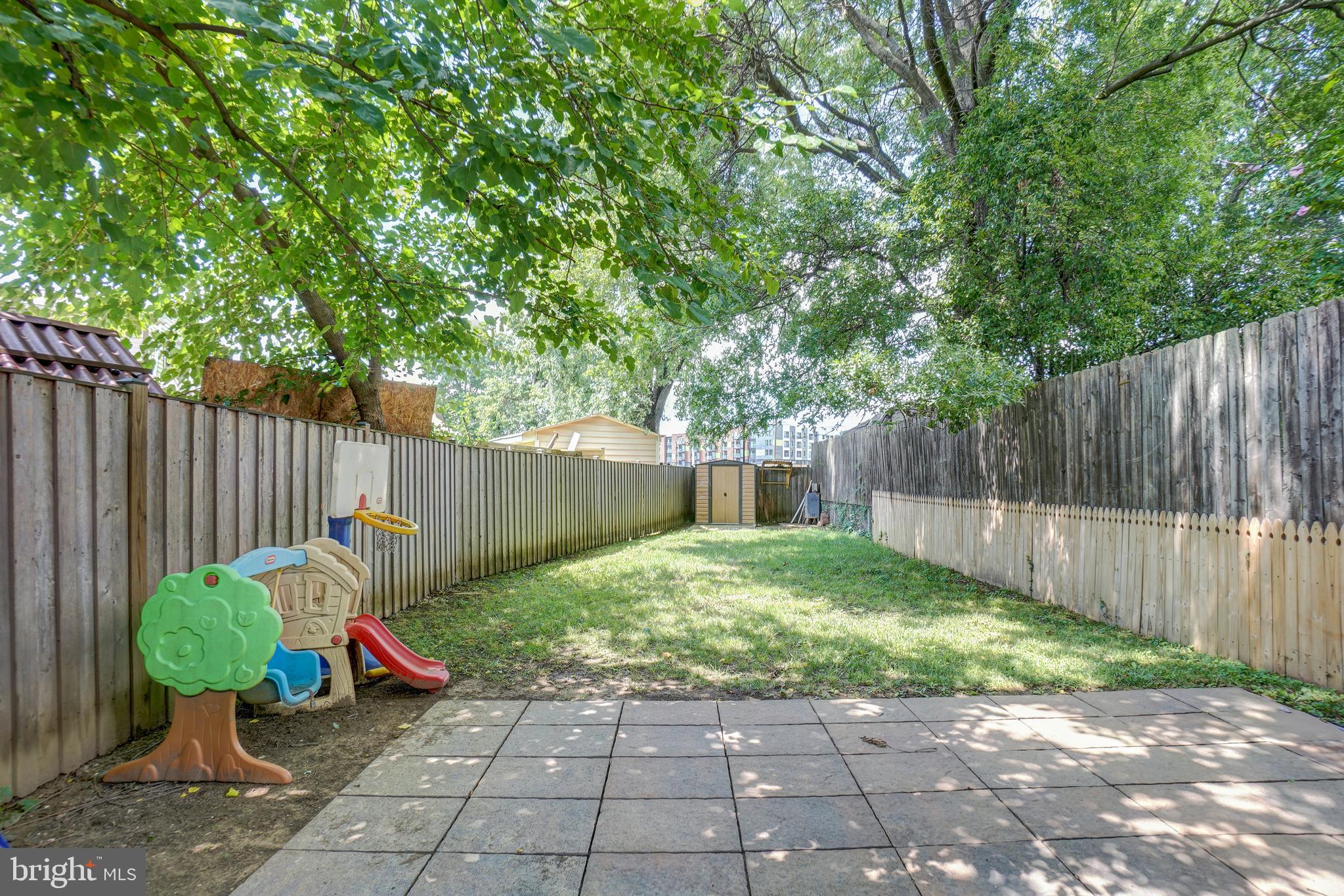 628 Four Mile Road Alexandria, VA 22305 - Photo 23 of 29 a backyard of a house with table and chairs