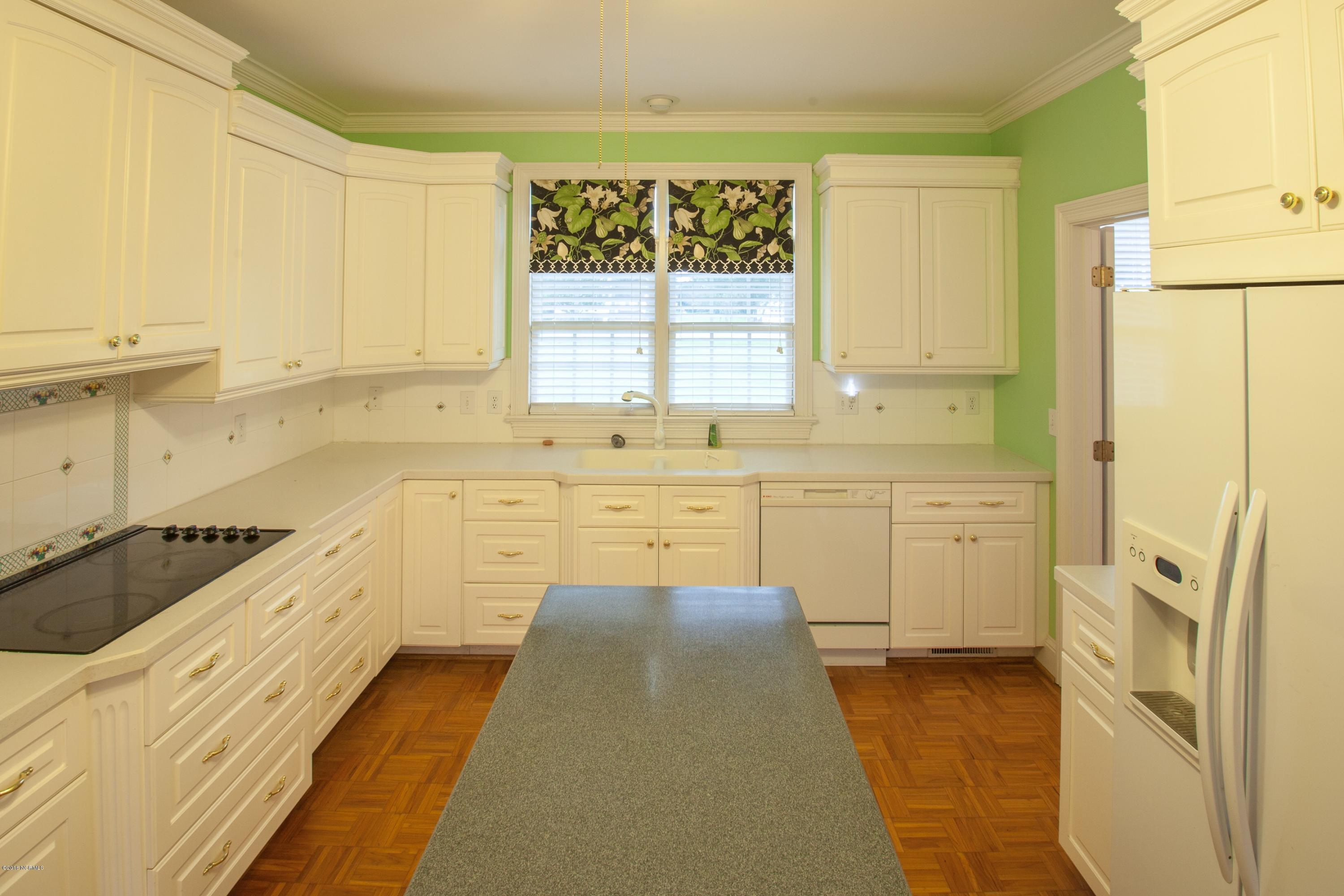 2759 Alton Phillips Road Kinston, NC 28504 - Photo 36 of 50 Spacious kitchen