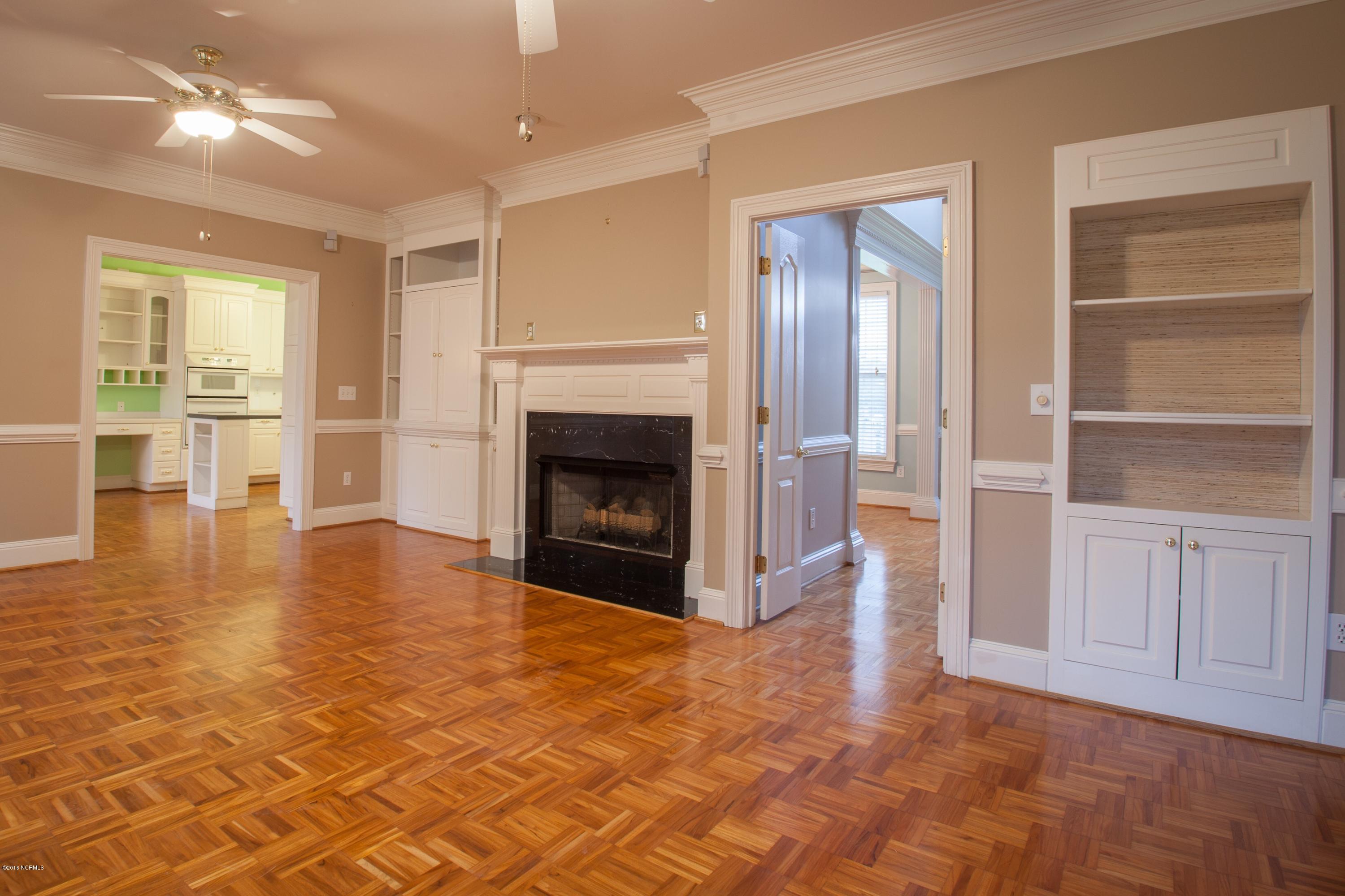 2759 Alton Phillips Road Kinston, NC 28504 - Photo 41 of 50 Great built ins in den