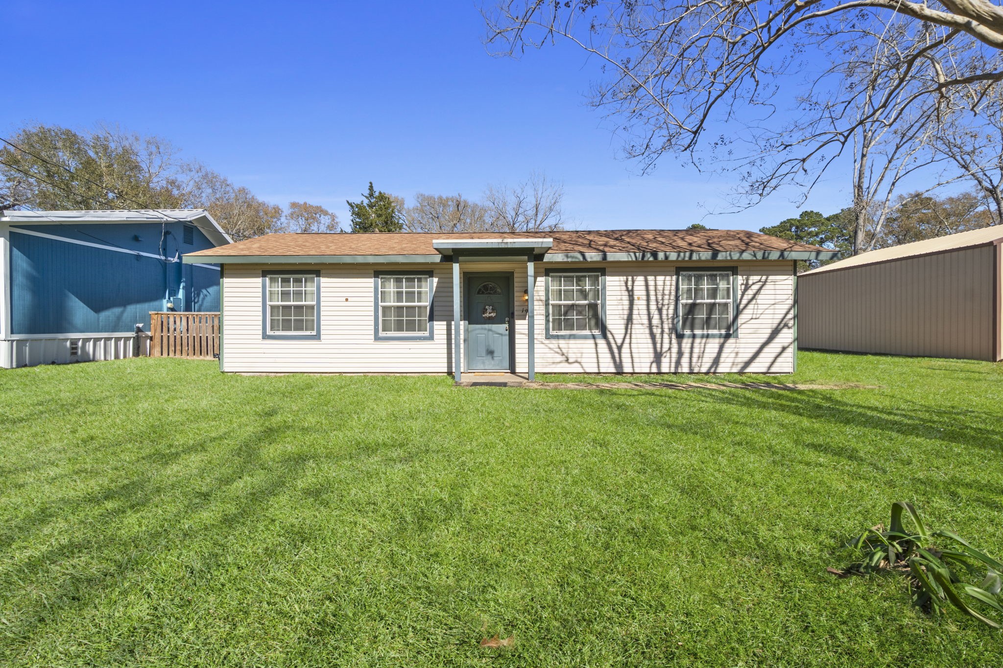a view of a house with backyard and a tree
