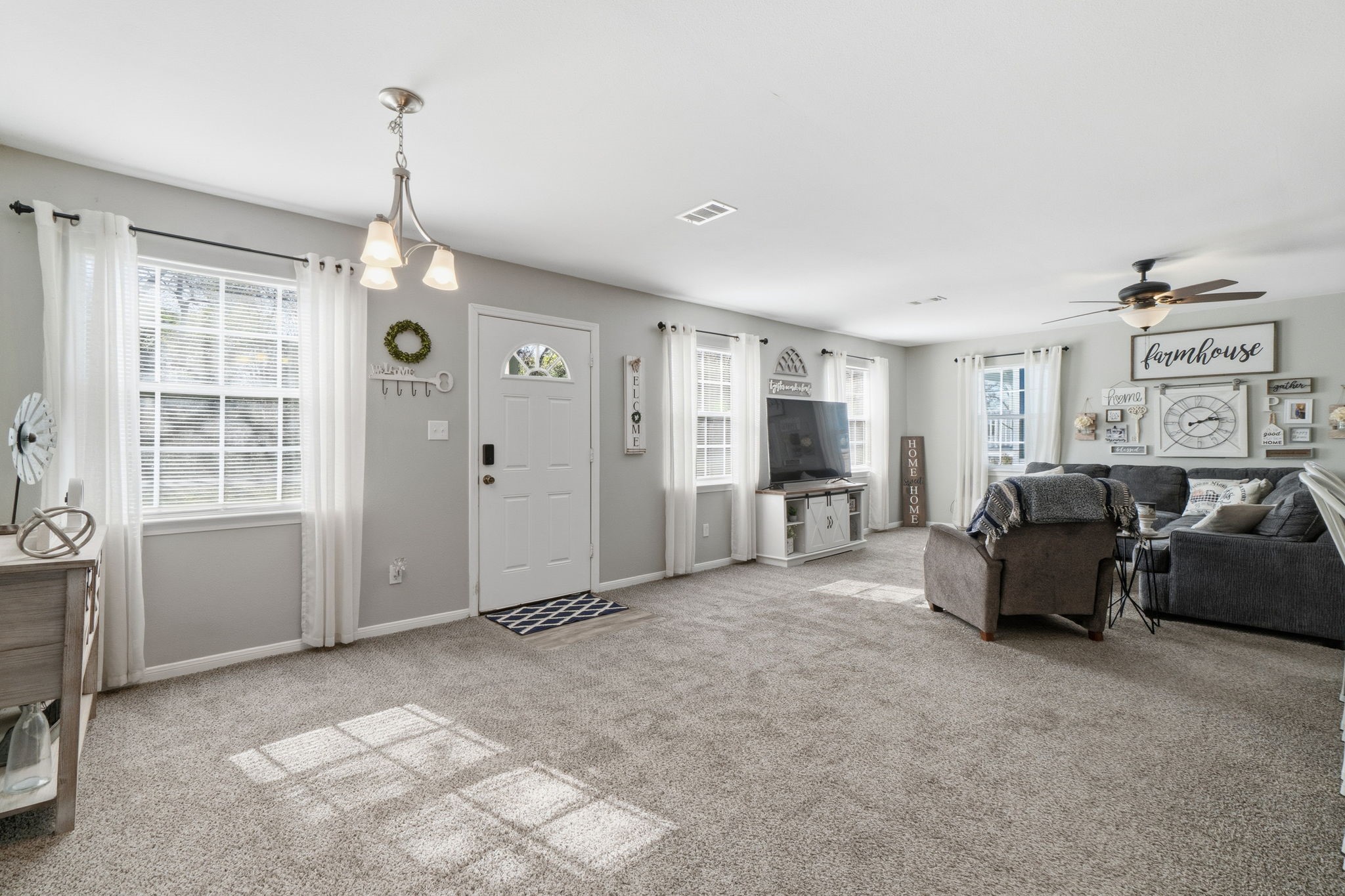 192 Miller Road Livingston, TX 77351 - Photo 8 of 36 a living room with furniture and a window