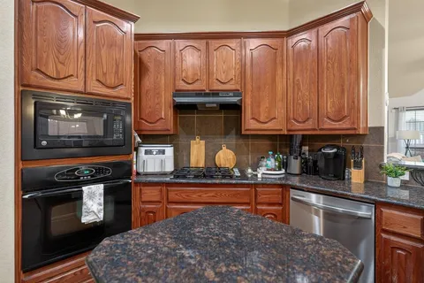 $299,999 | 1217 Yukon Drive, Glenn Heights, TX 75154