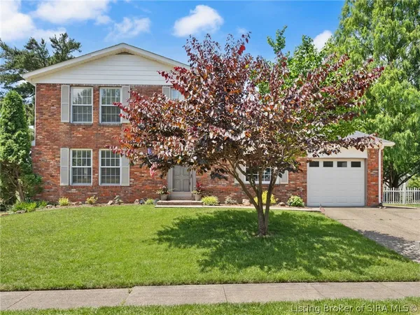 $309,900 | 1010 Woodbourne Drive, New Albany, IN 47150