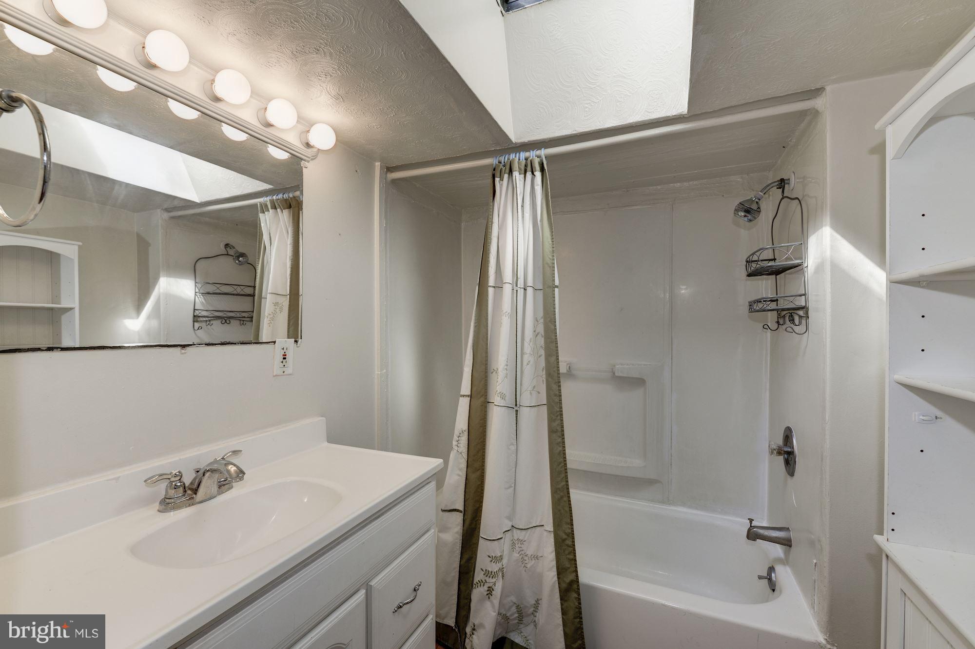 8721 Pohick Road Springfield, VA 22153 - Photo 23 of 30 Bath