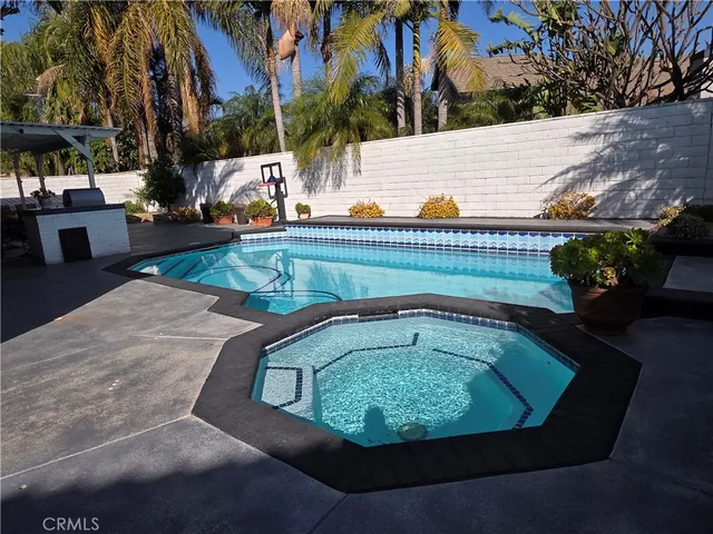 a close view of sliding door in a bathroom