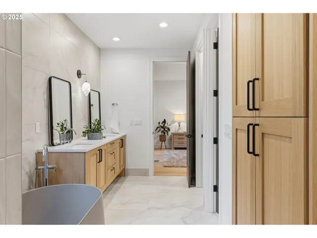 $2,895,000 | 14100 Knaus Road, Lake Oswego, OR 97034