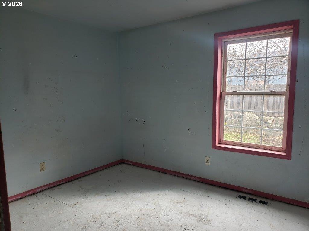 907 South College Street Joseph, OR 97846 - Photo 14 of 25 an empty room with a window