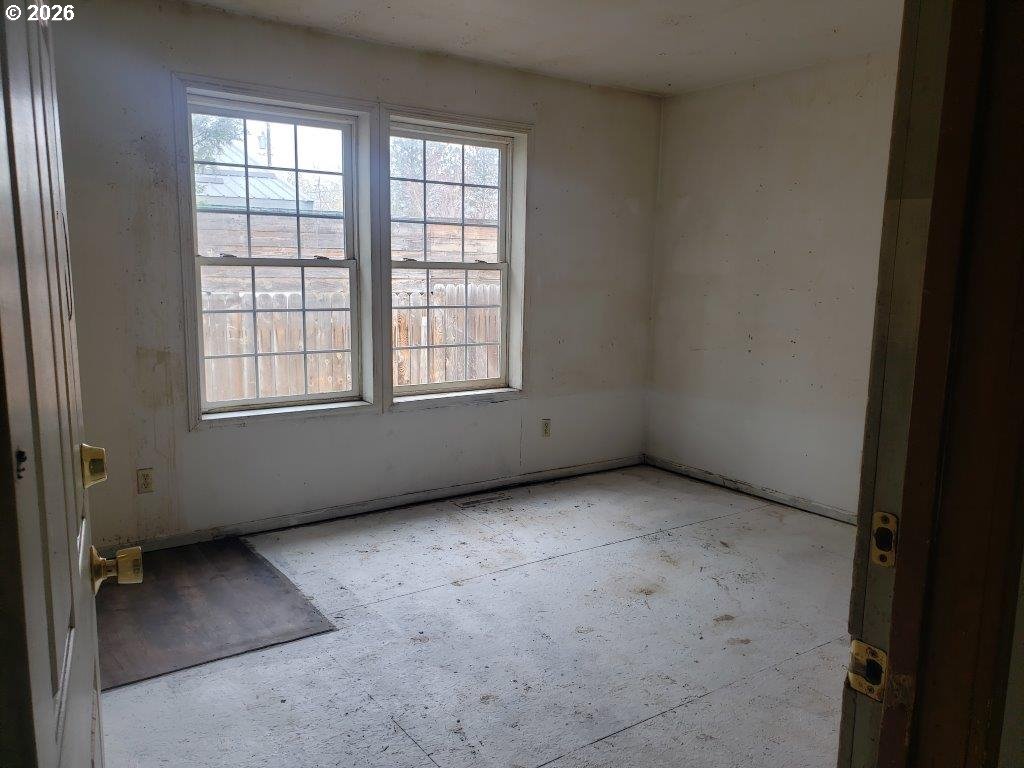 907 South College Street Joseph, OR 97846 - Photo 17 of 25 an empty room with windows