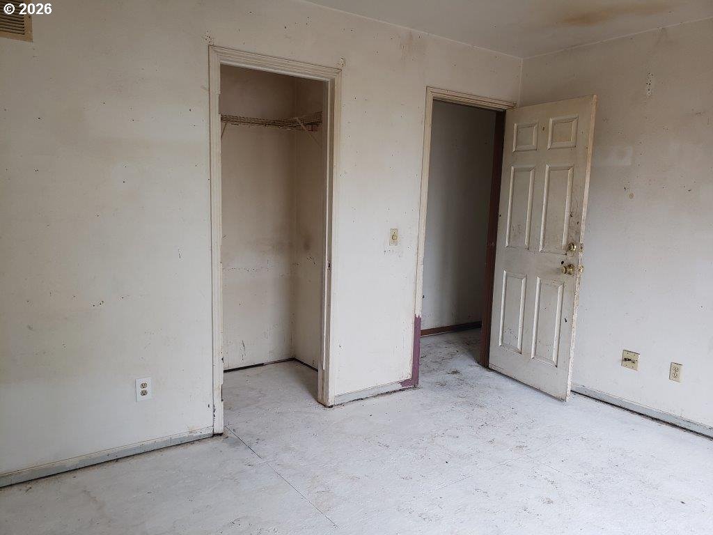 907 South College Street Joseph, OR 97846 - Photo 18 of 25 an empty room with windows