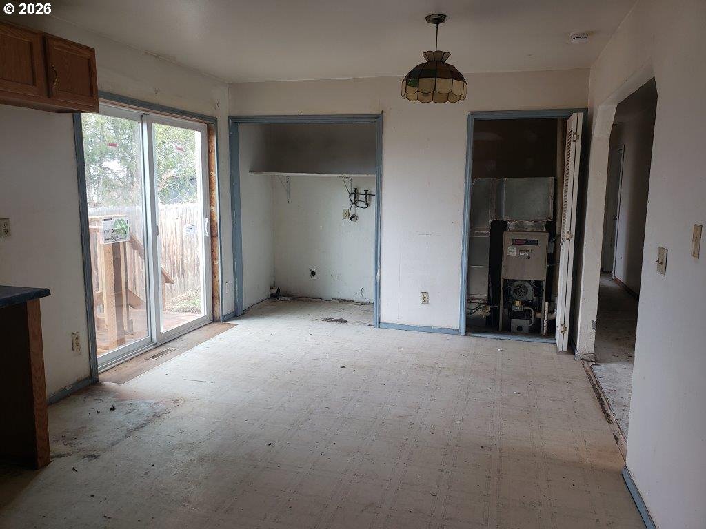 907 South College Street Joseph, OR 97846 - Photo 20 of 25 a view of empty room with windows