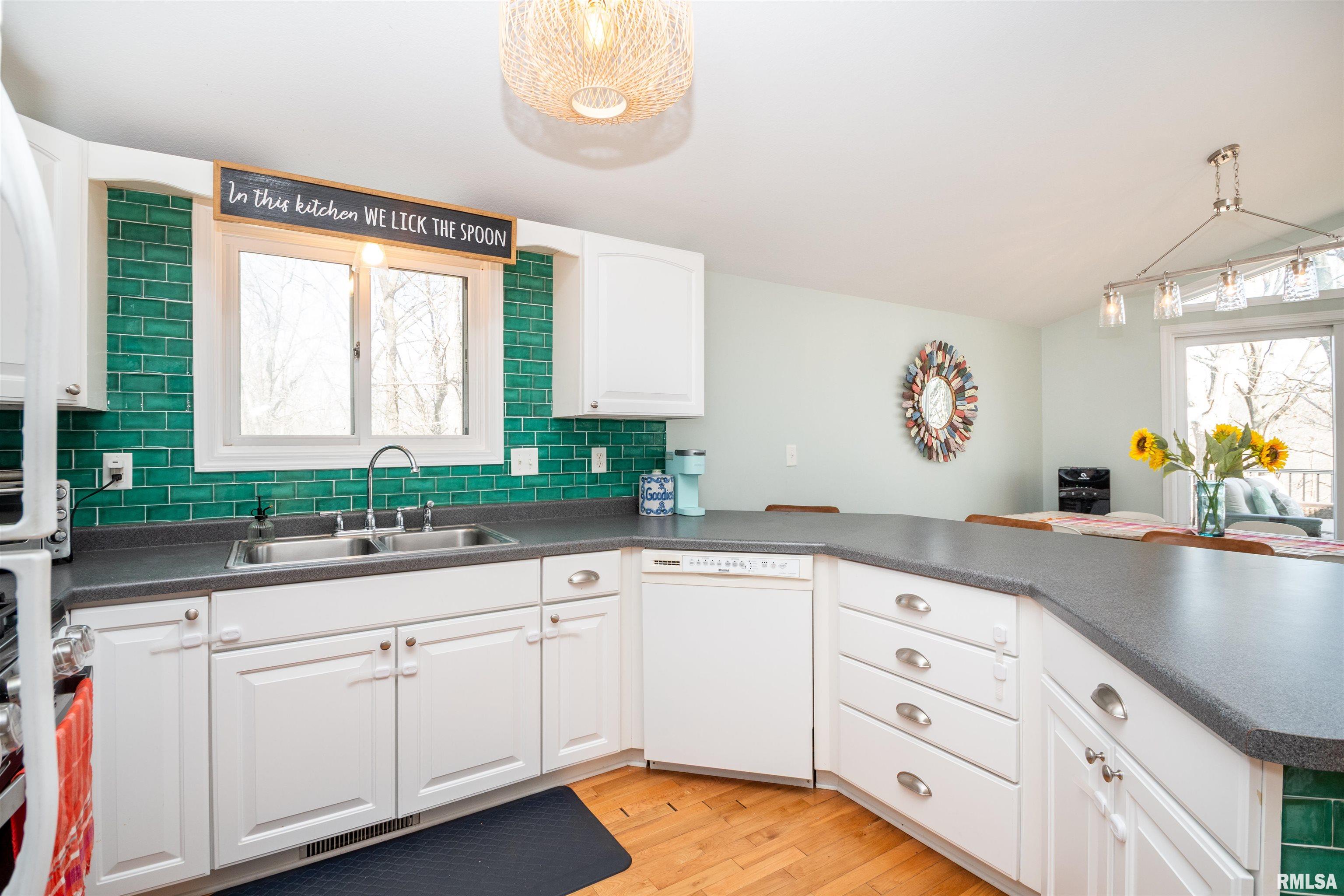 84 Walnut Court Dahinda, IL 61428 - Photo 12 of 53