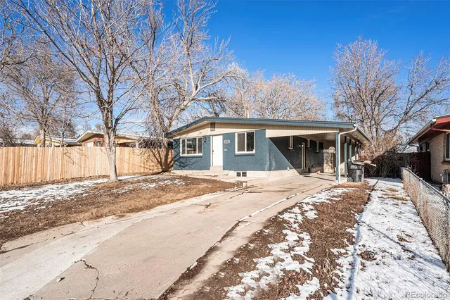 a view of a yard in front of a house
