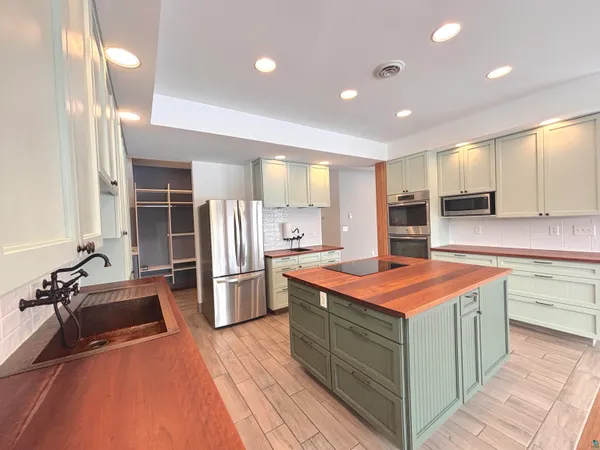 $879,000 | 2718 Northridge Drive, Duluth, MN 55811