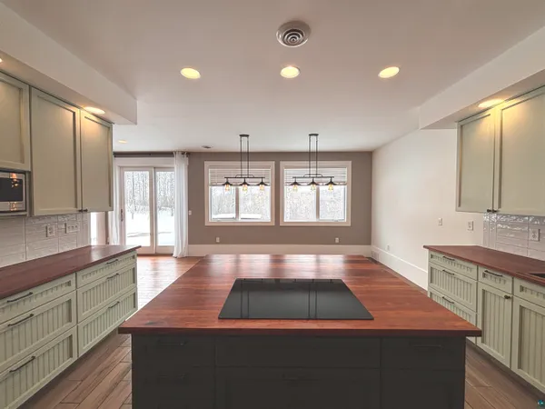 $879,000 | 2718 Northridge Drive, Duluth, MN 55811