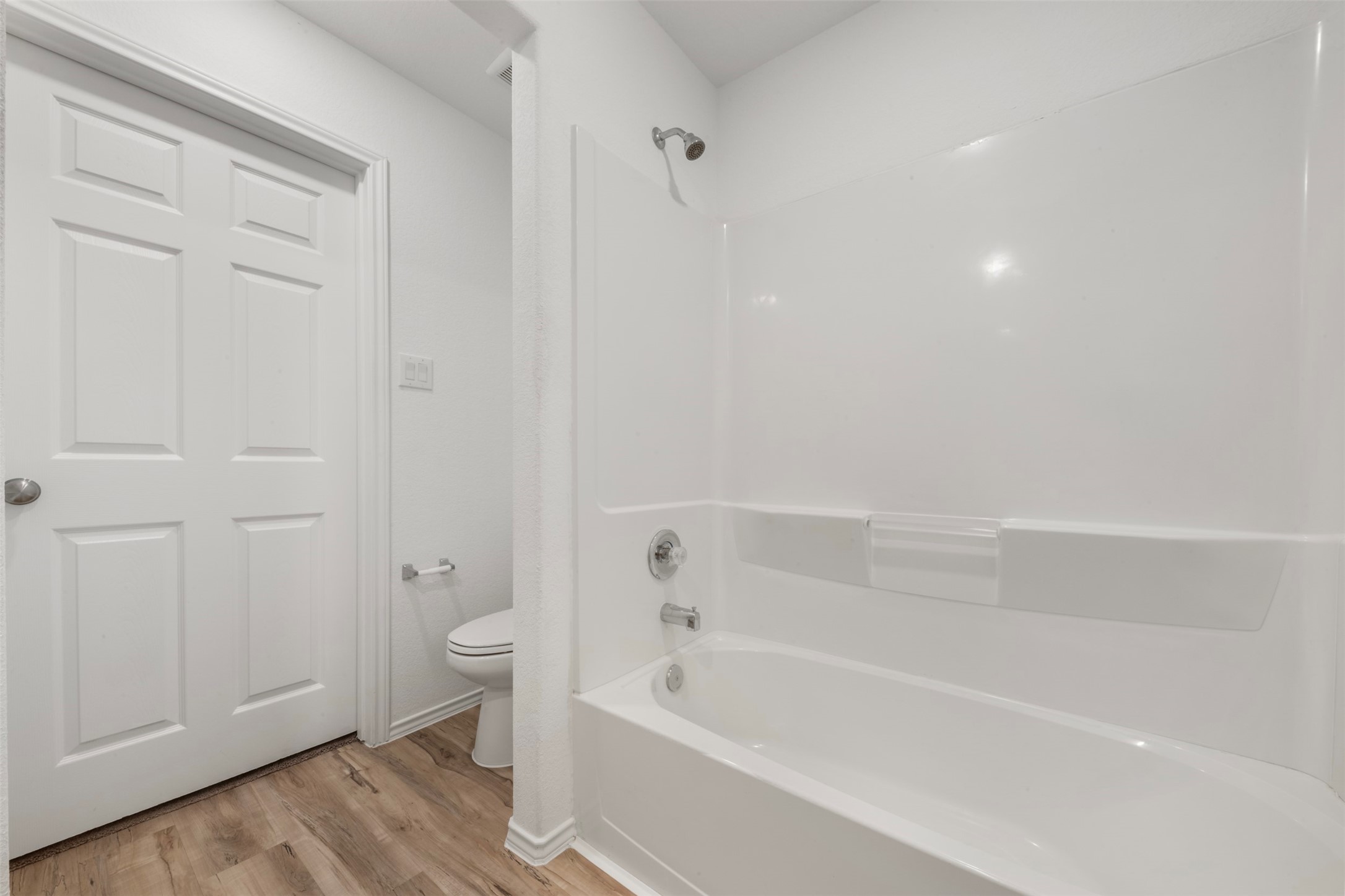 14538 Broadbury Pond Road Rosharon, TX 77583 - Photo 14 of 25 a bathroom with a bathtub and a toilet