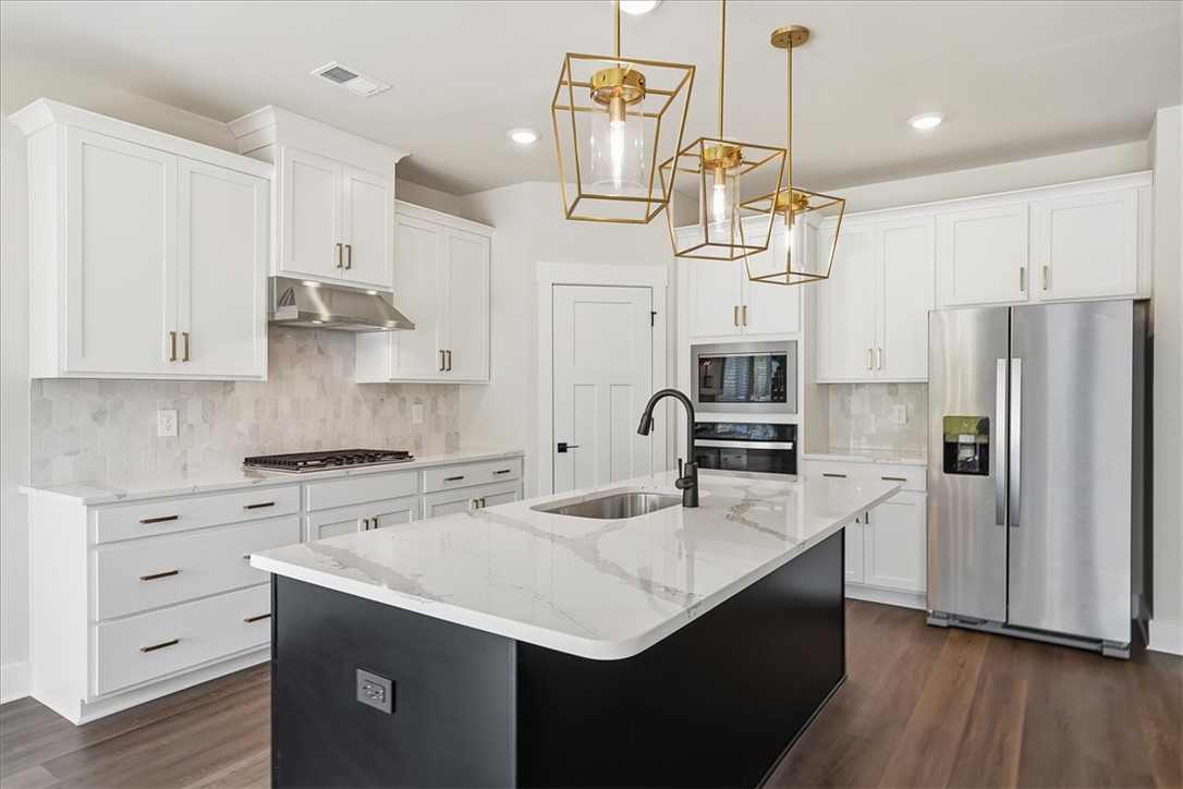 343 Allingham Road Piedmont, SC 29673 - Photo 10 of 37 A gourmet kitchen boasts sleek stainless steel appliances and abundant counter space for culinary creations.