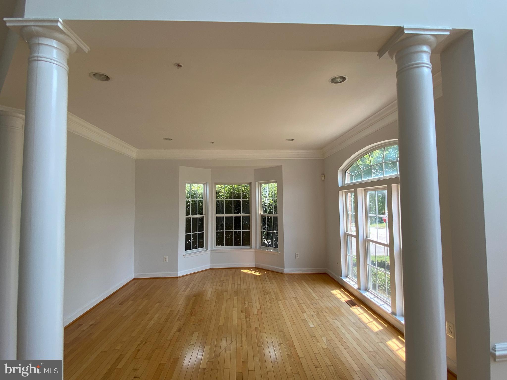 210 Potomac Ridge Drive Fort Washington, MD 20744 - Photo 4 of 45 Living Room