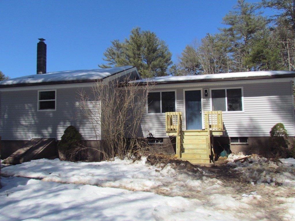 116 Williamsville Road Hubbardston, MA 01452 - Photo 3 of 27 a front view of a house with garden