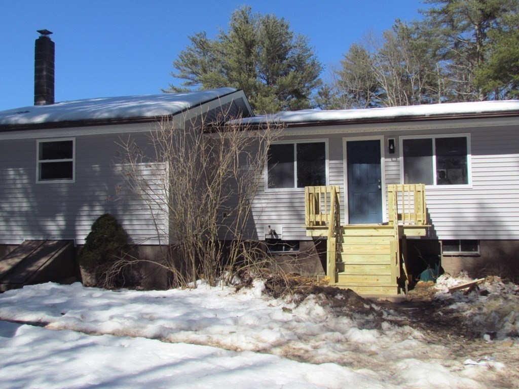 116 Williamsville Road Hubbardston, MA 01452 - Photo 4 of 27 a front view of a house with garden
