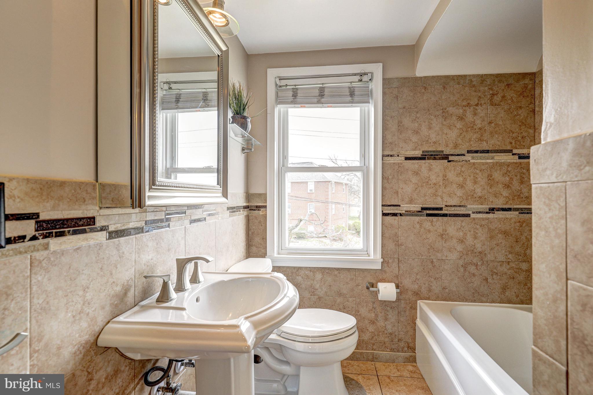 822 Cooks Lane Baltimore, MD 21229 - Photo 18 of 32 Bath