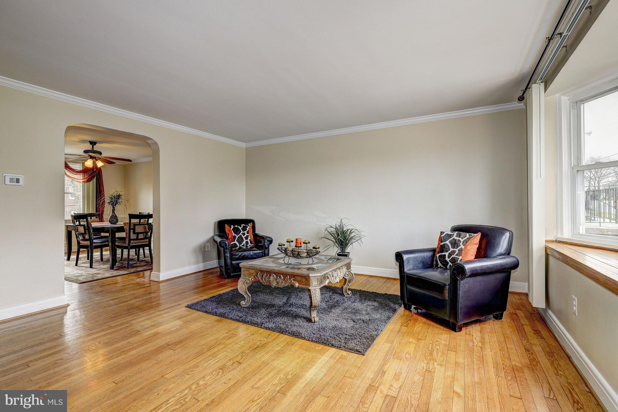 822 Cooks Lane Baltimore, MD 21229 - Photo 3 of 32 Living Room