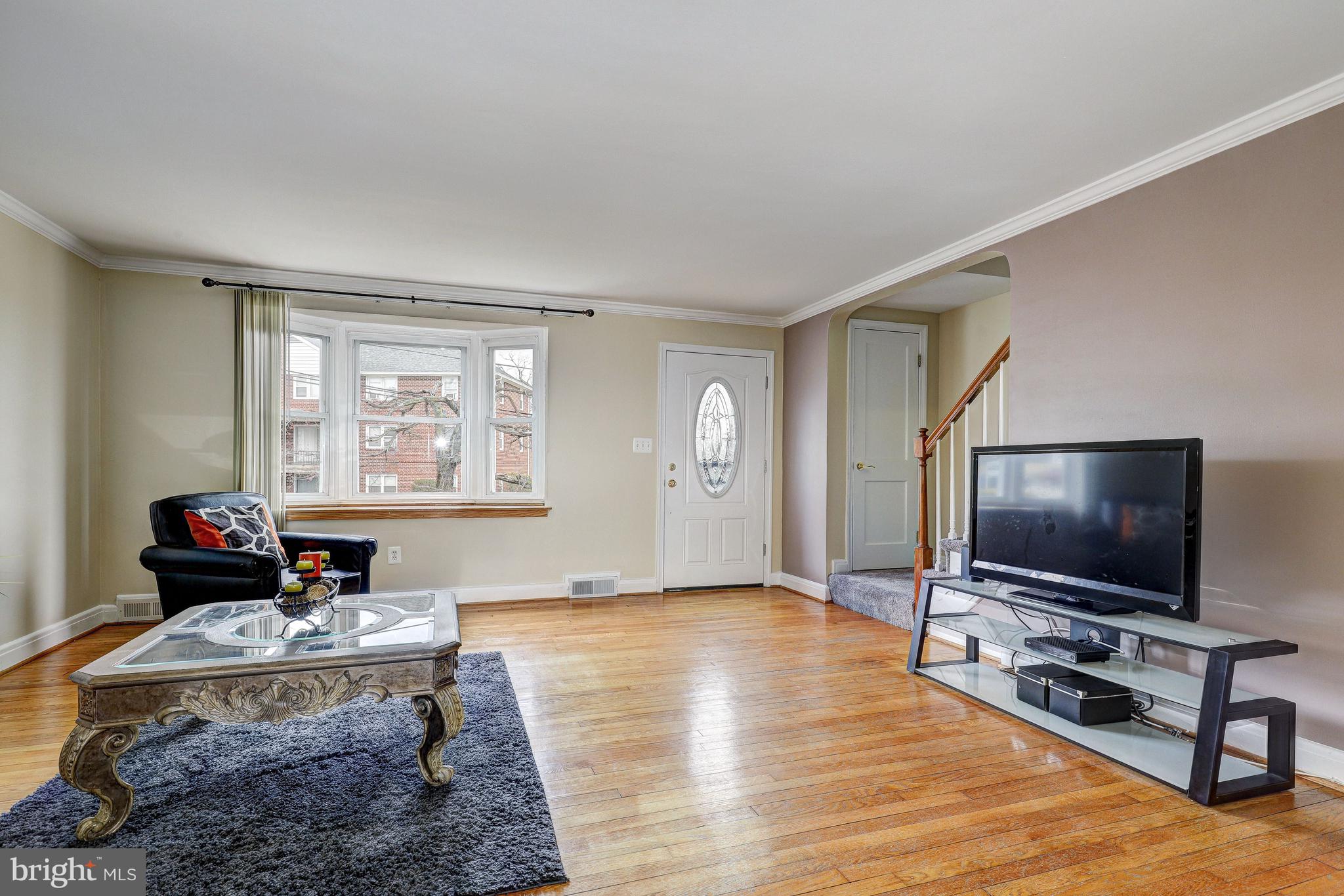 822 Cooks Lane Baltimore, MD 21229 - Photo 5 of 32 Living Room