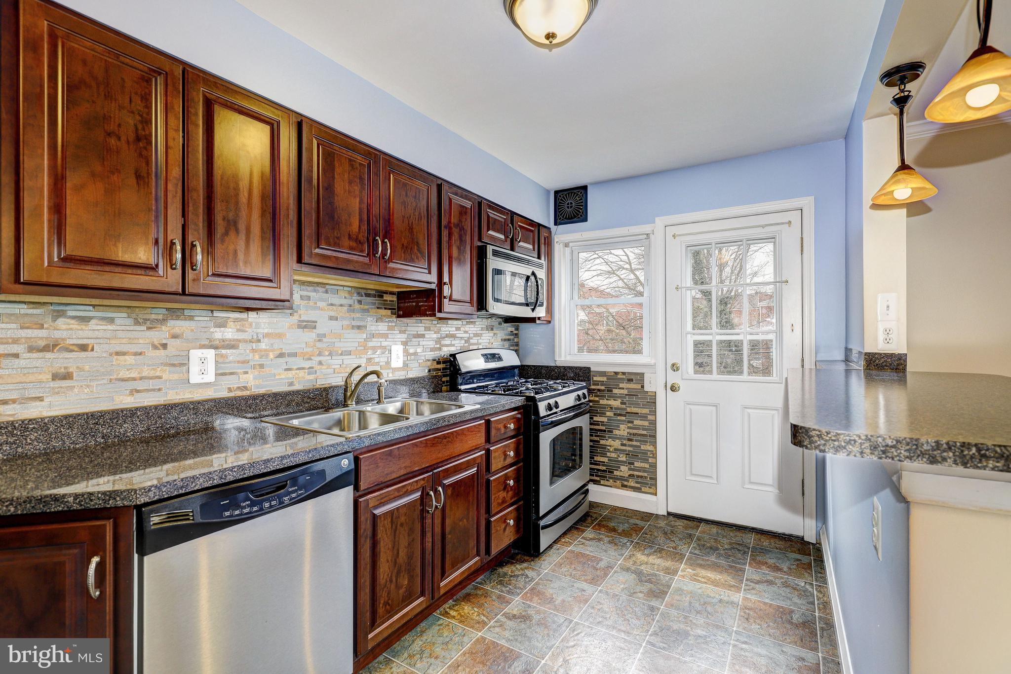 822 Cooks Lane Baltimore, MD 21229 - Photo 10 of 32 Kitchen