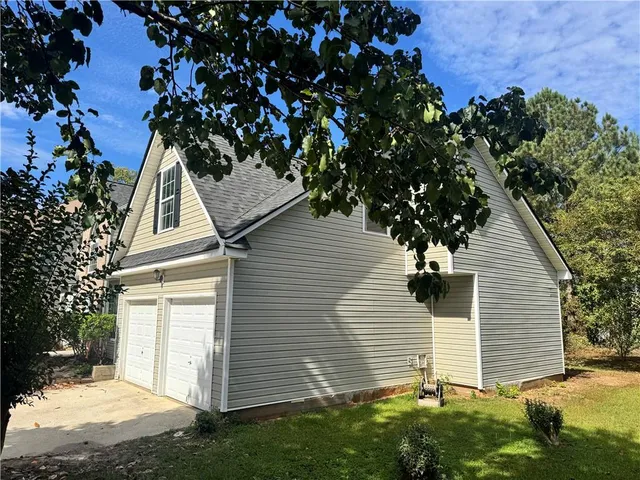 a view of a house with a yard