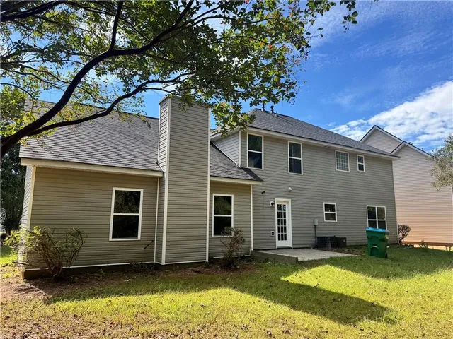 a view of a house with a yard
