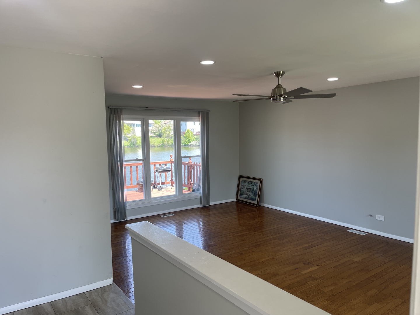 1964 Crescent Lane Hoffman Estates, IL 60169 - Photo 4 of 11 a view of an empty room with a window