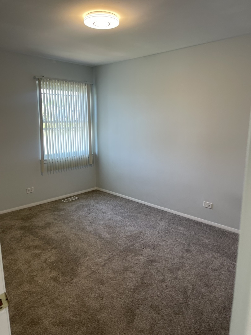 1964 Crescent Lane Hoffman Estates, IL 60169 - Photo 10 of 11 an empty room with a window