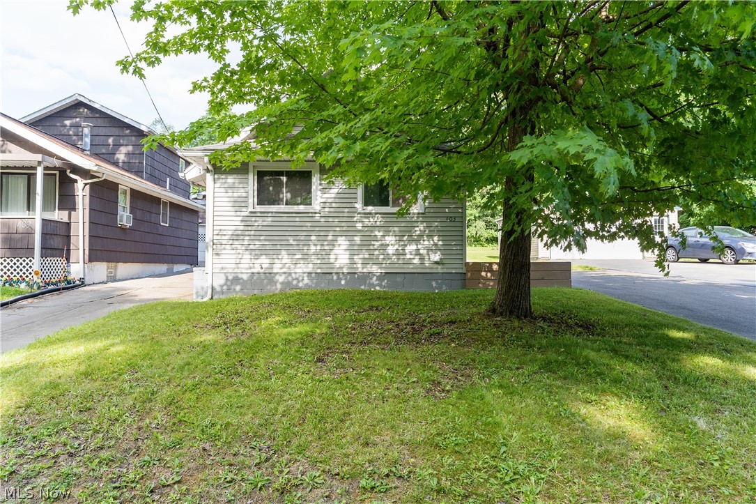 403 Mosier Road Girard, OH 44420 - Photo 2 of 22 View of front of property with a front lawn