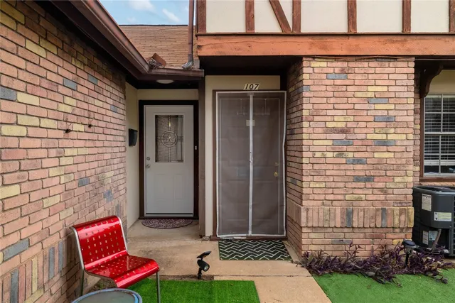 a view of yard with seating area