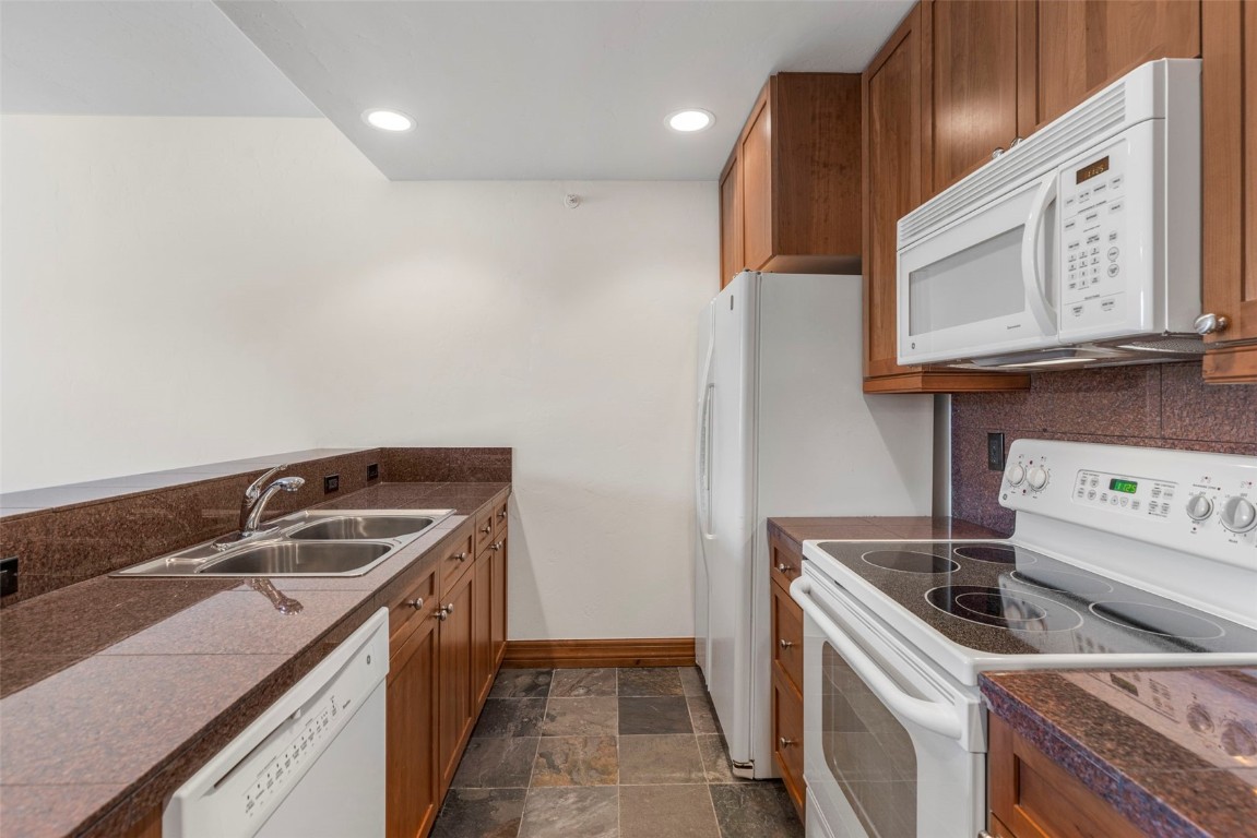 34 Highfield Trail, Unit 209 Breckenridge, CO 80424 - Photo 11 of 24 a kitchen that has a sink and a stove