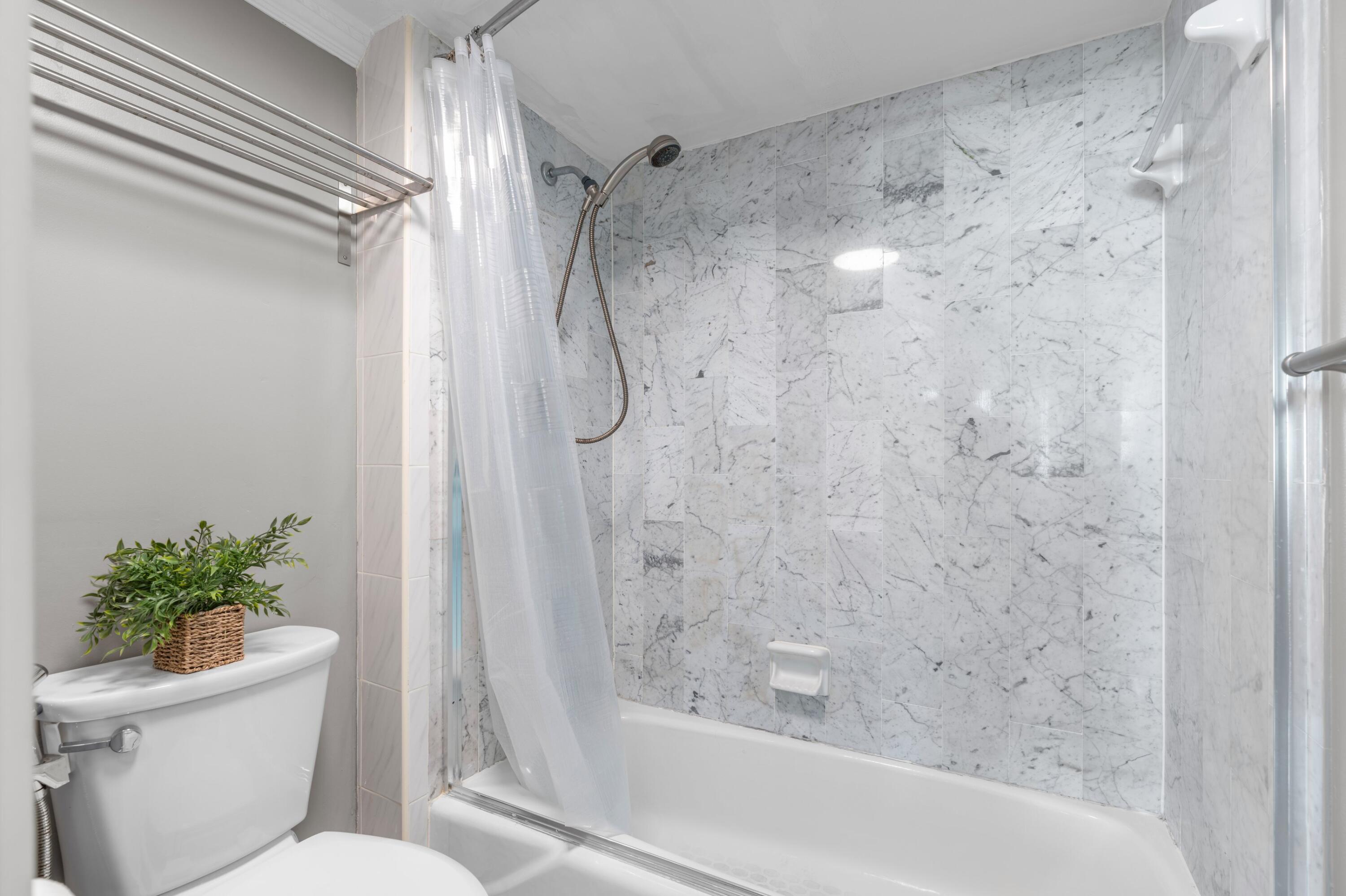 1401 North Riverside Drive, Unit 1007 Pompano Beach, FL 33062 - Photo 15 of 39 Primary Bathroom
