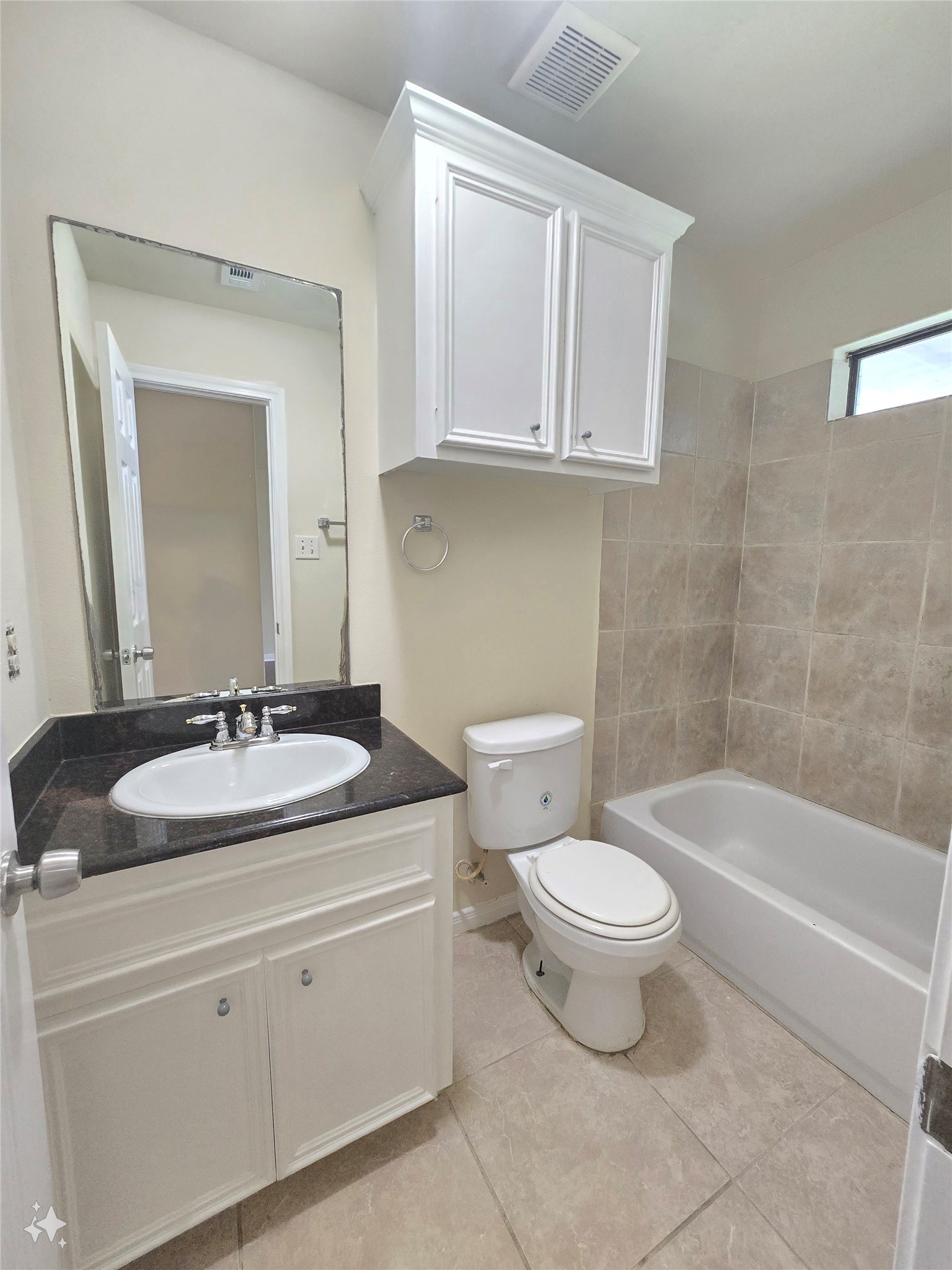 2112 Davis Street Houston, TX 77026 - Photo 17 of 18 Primary Ensuite Bathroom with tub/shower combo