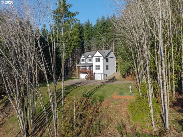 a view of a yard in front of house
