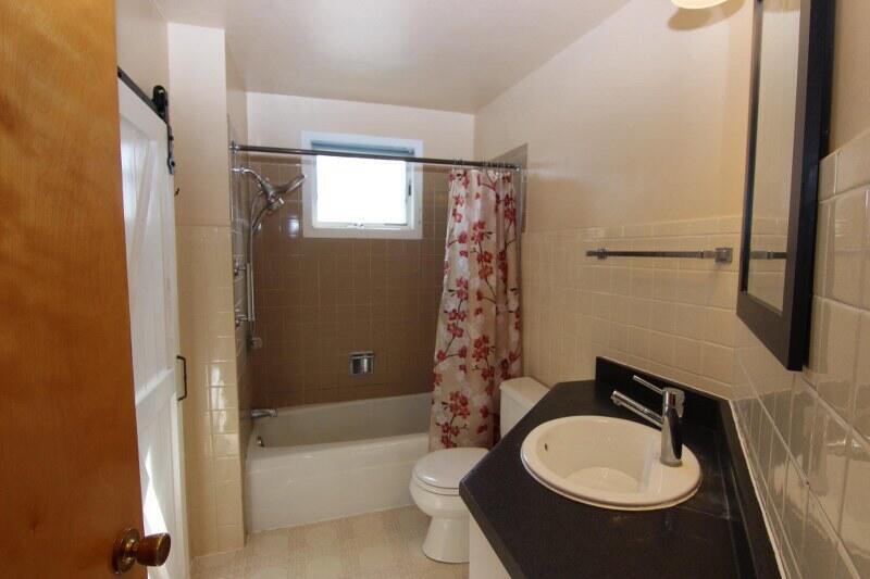 514 East Maple Street Horicon, WI 53032 - Photo 22 of 29 upper full bath
