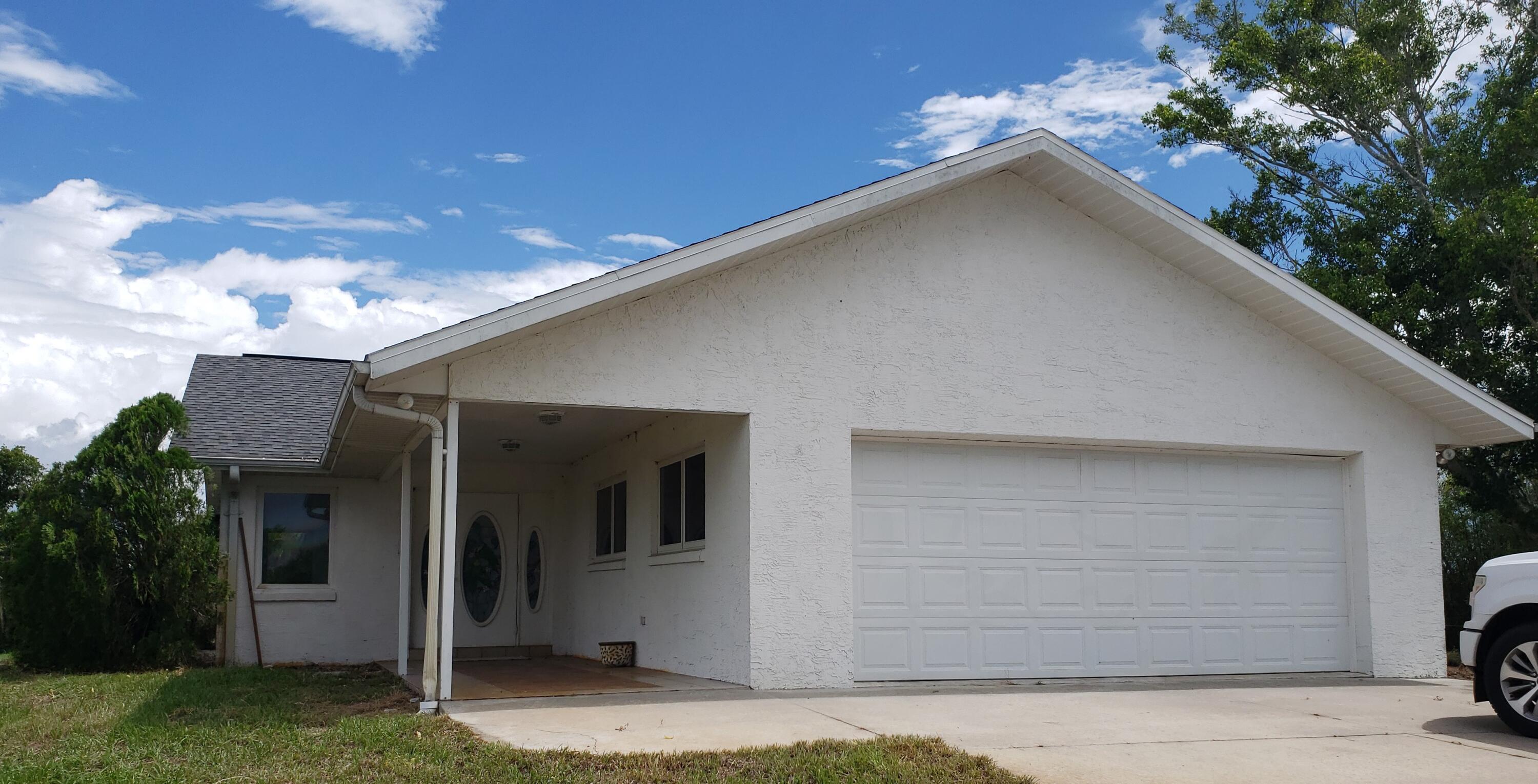 508 Bear Road Lake Placid, FL 33852 - Photo 2 of 23 Front entry w garage