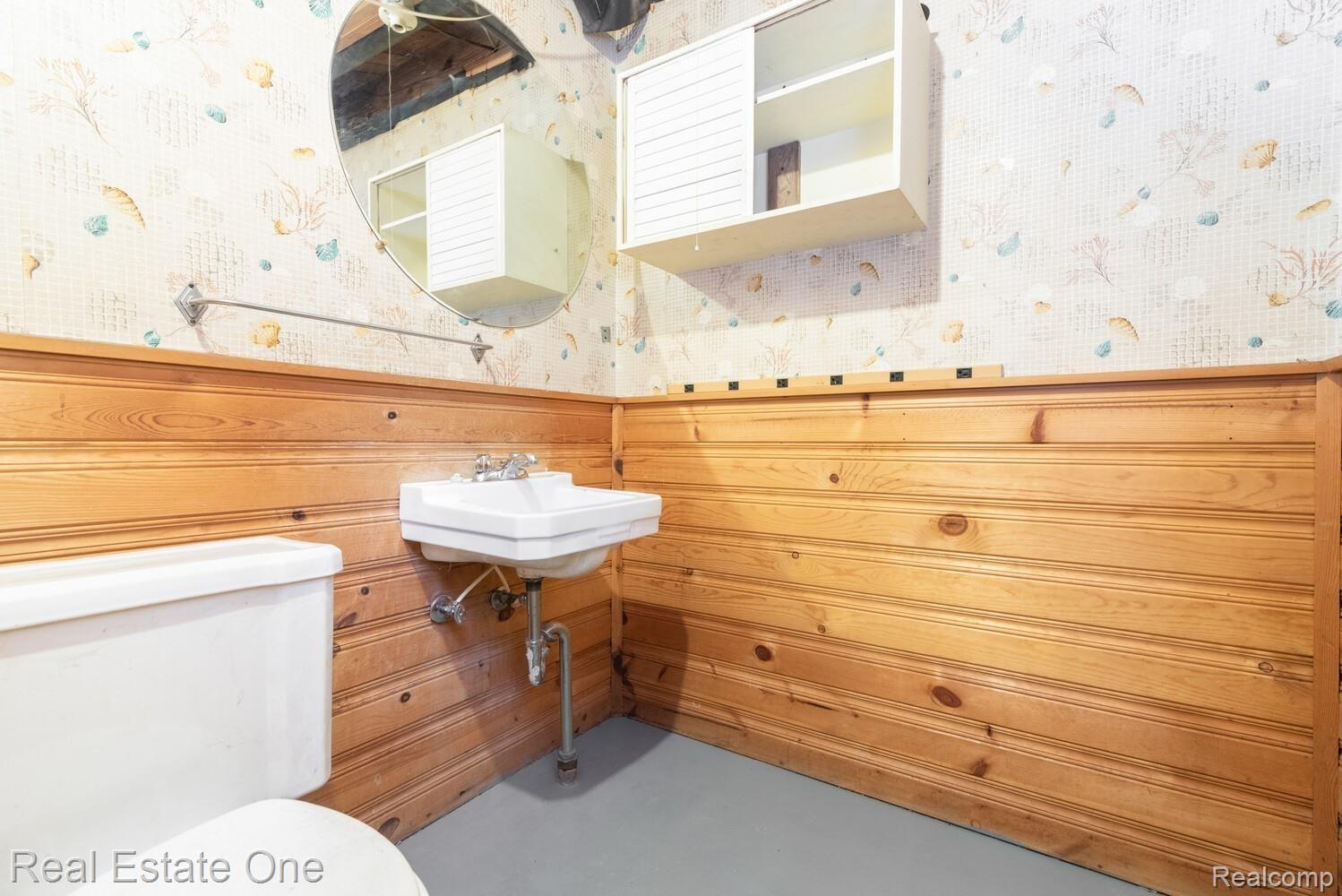 536 North Gulley Road Dearborn, MI 48128 - Photo 29 of 31 Bathroom_3_mls.jpg