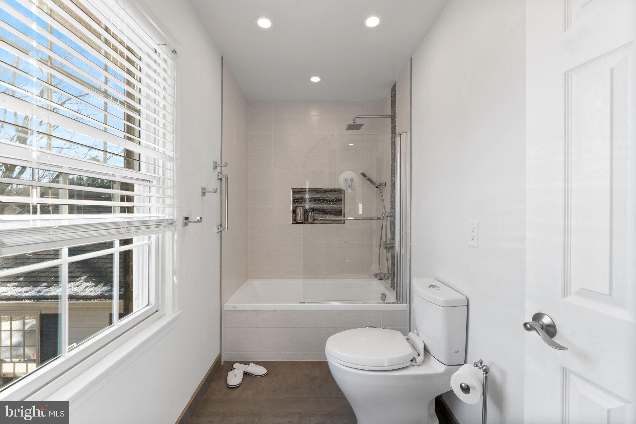 6140 Ramshorn Drive McLean, VA 22101 - Photo 28 of 72 a bathroom with a toilet a sink and bathtub