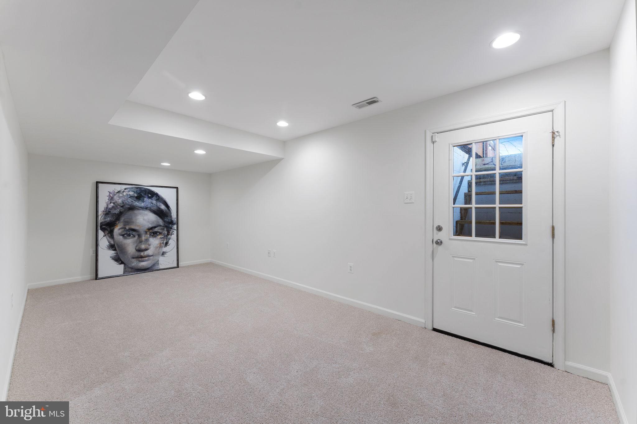 6140 Ramshorn Drive McLean, VA 22101 - Photo 38 of 72 an empty room with windows