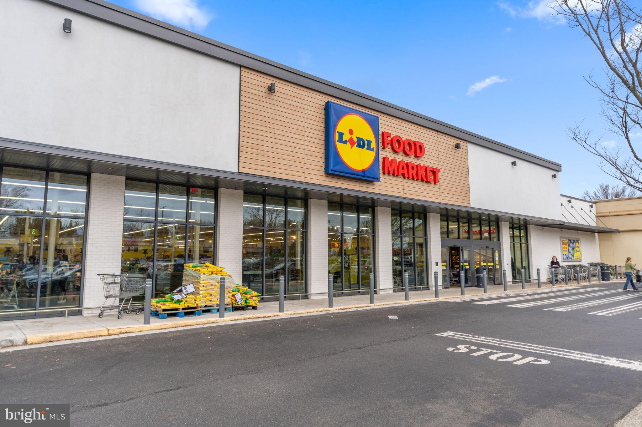 6140 Ramshorn Drive McLean, VA 22101 - Photo 58 of 72 a view of a building with a large window