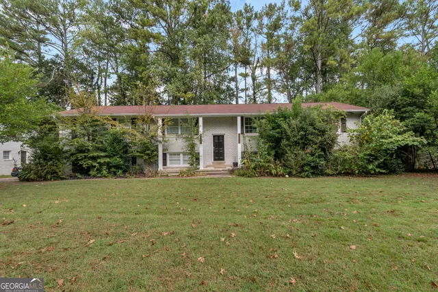 a view of a house with backyard and garden