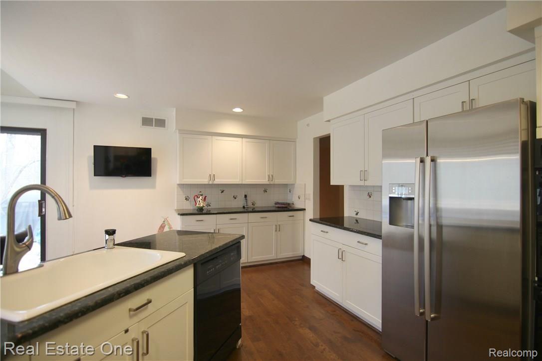 30215 High Valley Road Farmington, MI 48331 - Photo 14 of 30 jHigh Valley Rd Kitchen 5.jpg