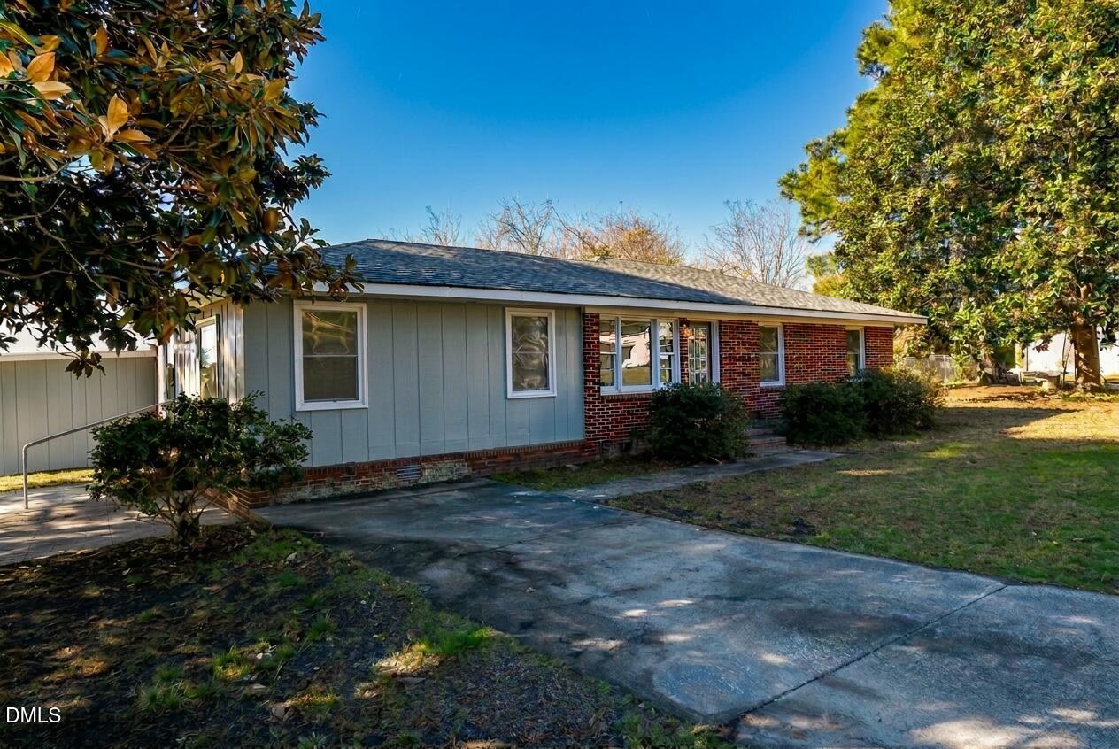 703 West Main Street Clinton, NC 28328 - Photo 1 of 19 Front 2