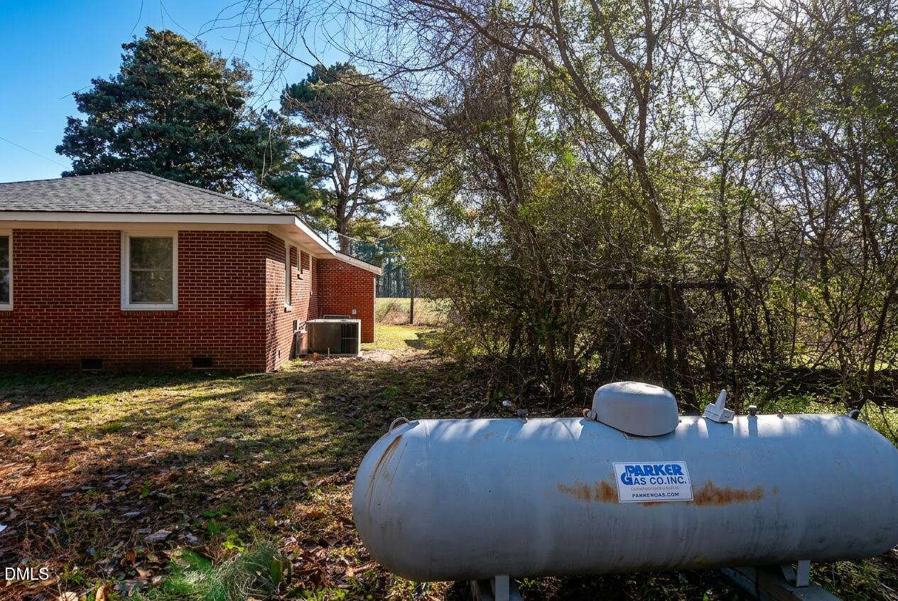 703 West Main Street Clinton, NC 28328 - Photo 18 of 19 Propane Tank